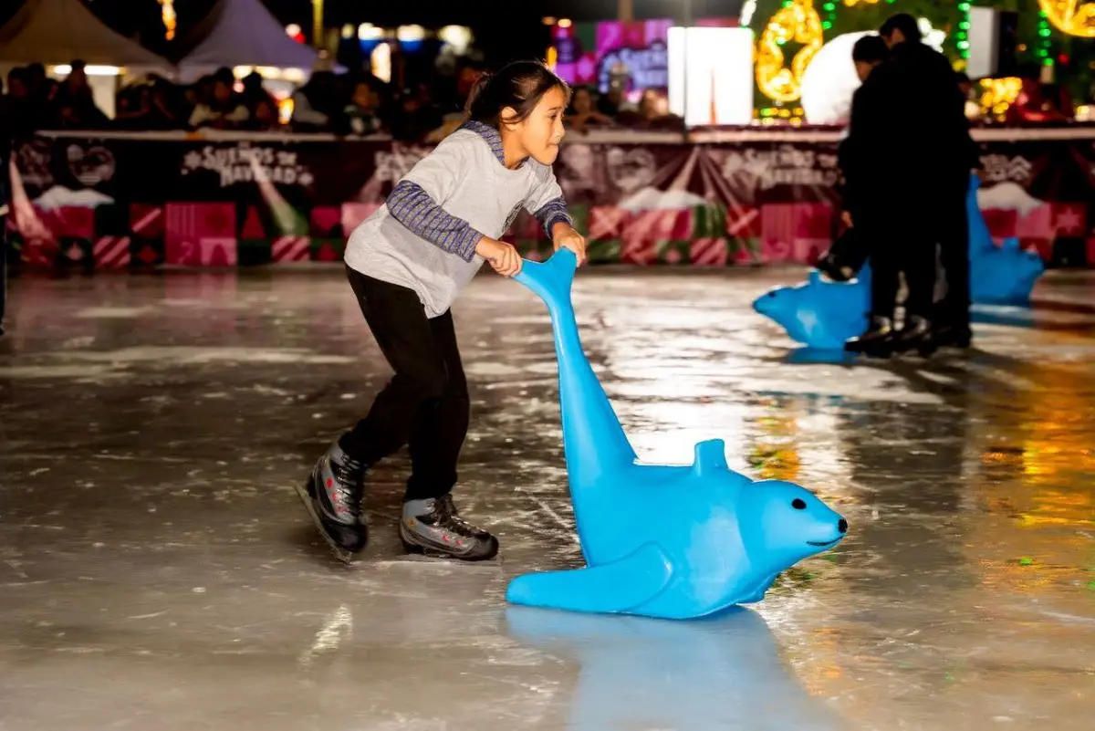 Ya puedes visitar la pista de hielo gratuita en Ensenada. Foto: Cortesía