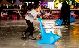 Inauguran la primera pista de hielo gratuita en Ensenada; horarios
