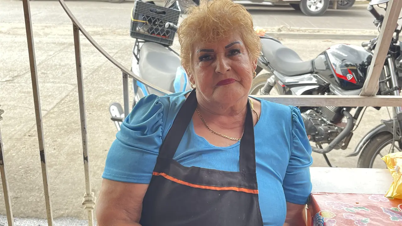 Con 30 años de trabajo en el Mercado del Conchi, Paty atiende con amor y alegría su cocina económica La Pasadita donde ofrece una amplia variedad de platillos que enamoran el paladar de sus comensales