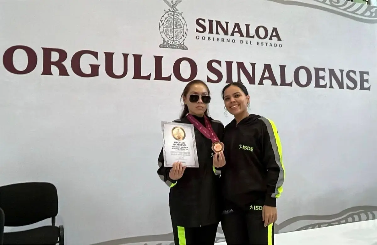 Brittany se cuelga la medalla de bronce en lanzamiento de bala adaptado. Foto: Cortesía