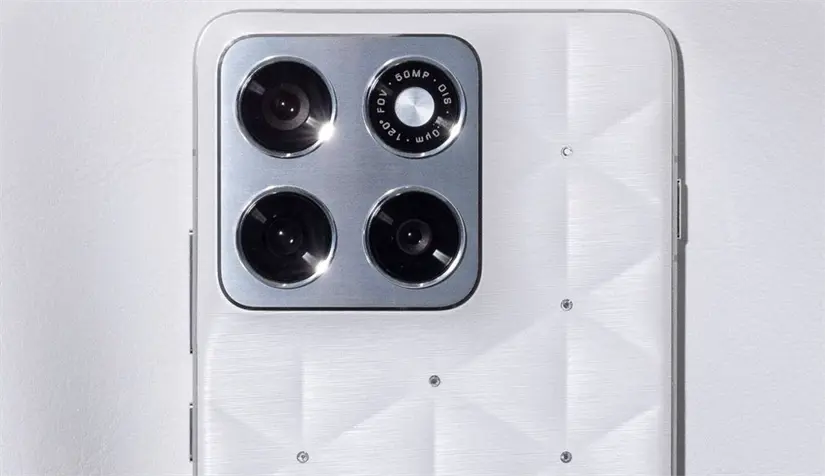 Presentan la edición especial del Motorola Edge 70 con cristales Swarovski. Foto: Cortesía