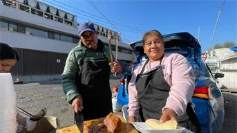 Compartir algo de lo que Dios nos da; Andrés y su esposa Consuelo donan comida afuera de hospitales