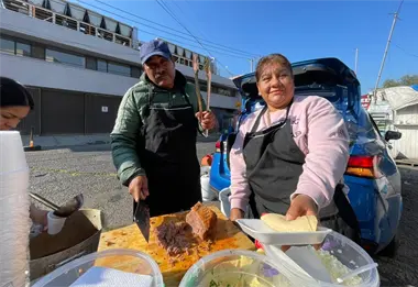 Compartir algo de lo que Dios nos da; Andrés y su esposa Consuelo donan comida afuera de hospitales