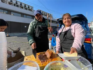 Compartir algo de lo que Dios nos da; Andrés y su esposa Consuelo donan comida afuera de hospitales