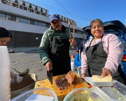 Compartir algo de lo que Dios nos da; Andrés y su esposa Consuelo donan comida afuera de hospitales