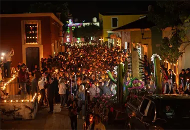 El Pueblo Mágico de Cosalá brilla con la Fiesta de las Velas y su fervor guadalupano