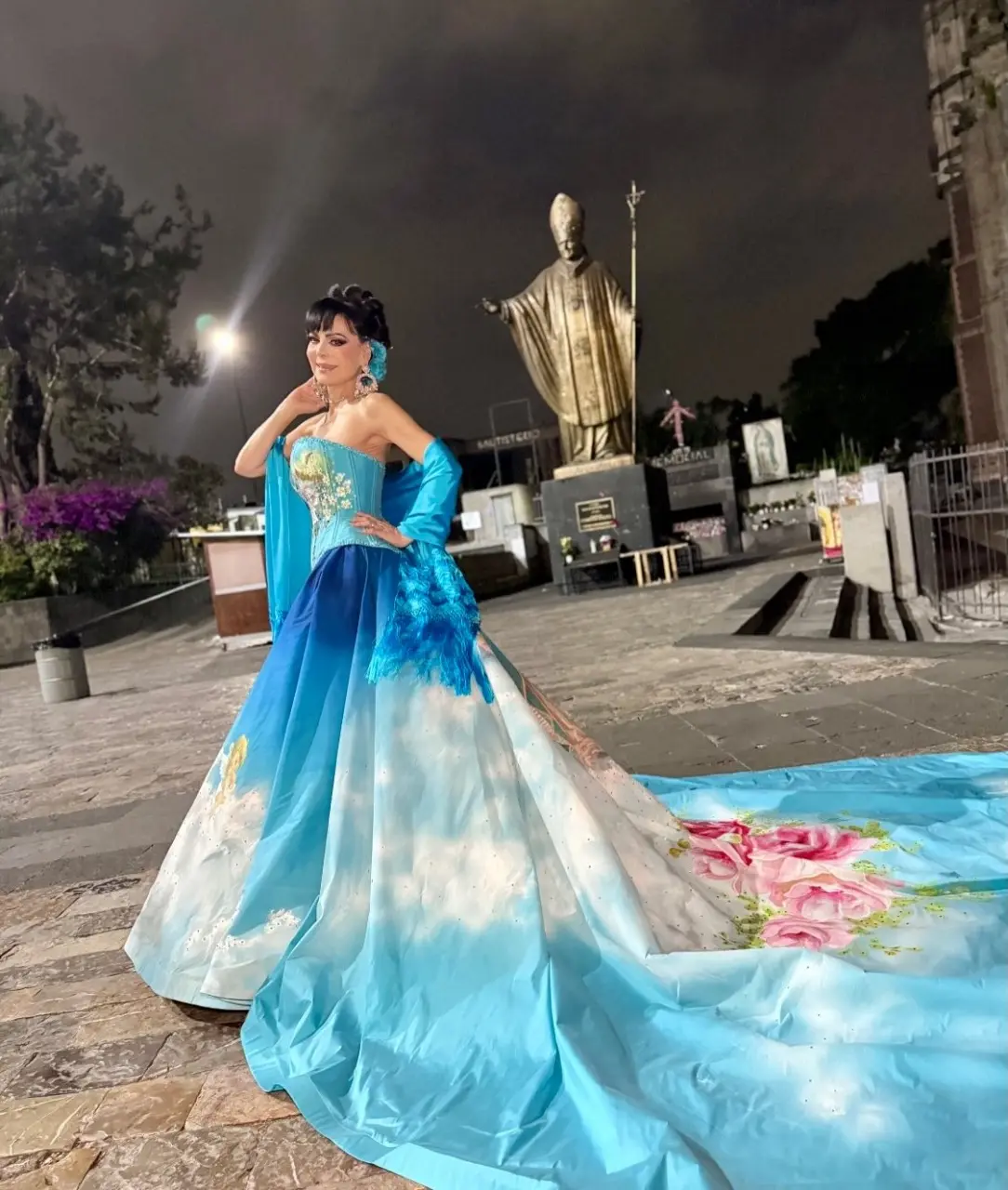 Conoce quién diseñó el vestido de Maribel Guardia para este 12 de diciembre. Foto: Cortesía.  