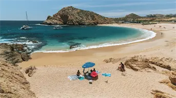 El paraíso escondido de Baja California Sur: la playa secreta donde el mar y la montaña se encuentran