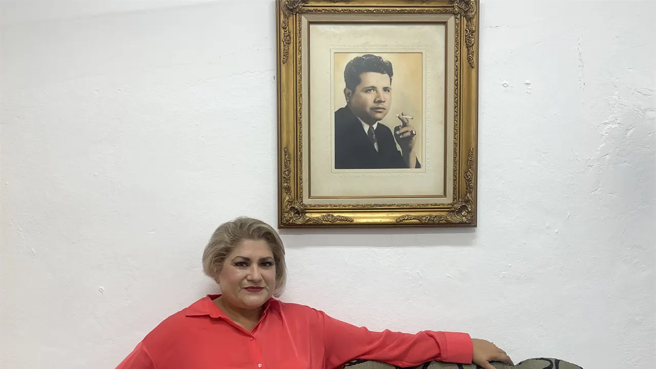 Imelda Alejo es parte de la tercera generación de una familia que mantiene vivo el legado del señor Wenceslao Alejo, fundador de las zapaterías Melodías Michoacanas El coco de los zapateros
