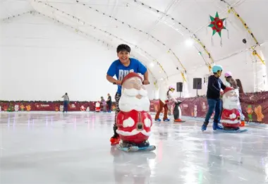 Ya abri&oacute; la primera pista de hielo de la temporada en Tijuana, pues habr&aacute; dos; ubicaciones y horarios