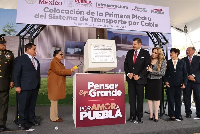 Colocan la primera piedra para la construcción del Sistema de Transporte por Cable en Puebla. Foto: Cortesía