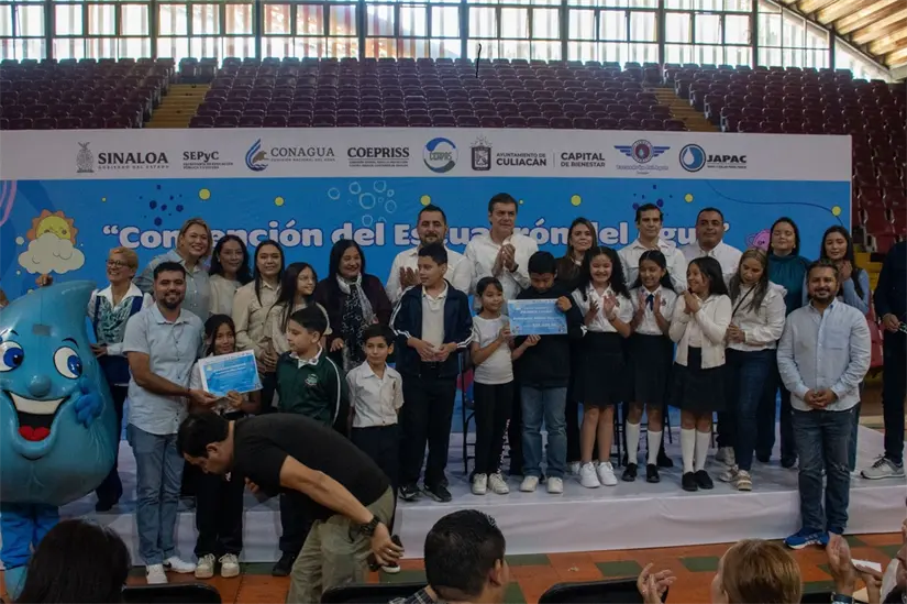 La Primaria Niños Héroes que se ubica en la colonia Lázaro Cárdenas, recibió el primer lugar por su destacado proyecto y acciones a favor del cuidado del agua, siendo reconocida con 25 mil pesos en especie. Foto: Ayuntamiento de Culiacán