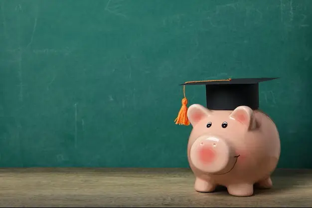 Este 15 de diciembre se estará depositando la Beca ISSFAM 2025. Foto: Freepik.