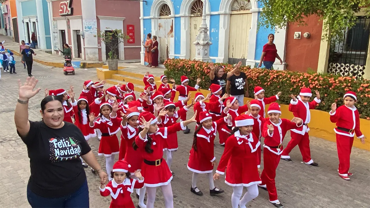 Desfile navideño y encendido del árbol iluminan San Ignacio con espíritu festivo y unión familiar.
