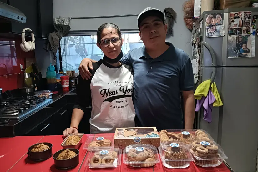 Guadalupe Urquidez, de 42 años, y su esposa Mayra Judith Rodríguez, de 39, han encontrado la fórmula para hornear coricos, galletas y pan desde casa en Zona Dorada, un emprendimiento que desean expandir poco a poco.