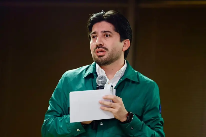 Personal de SEBIDES y DIF Sinaloa entrega cobijas y chamarras a familias de comunidades serranas y colonias populares.