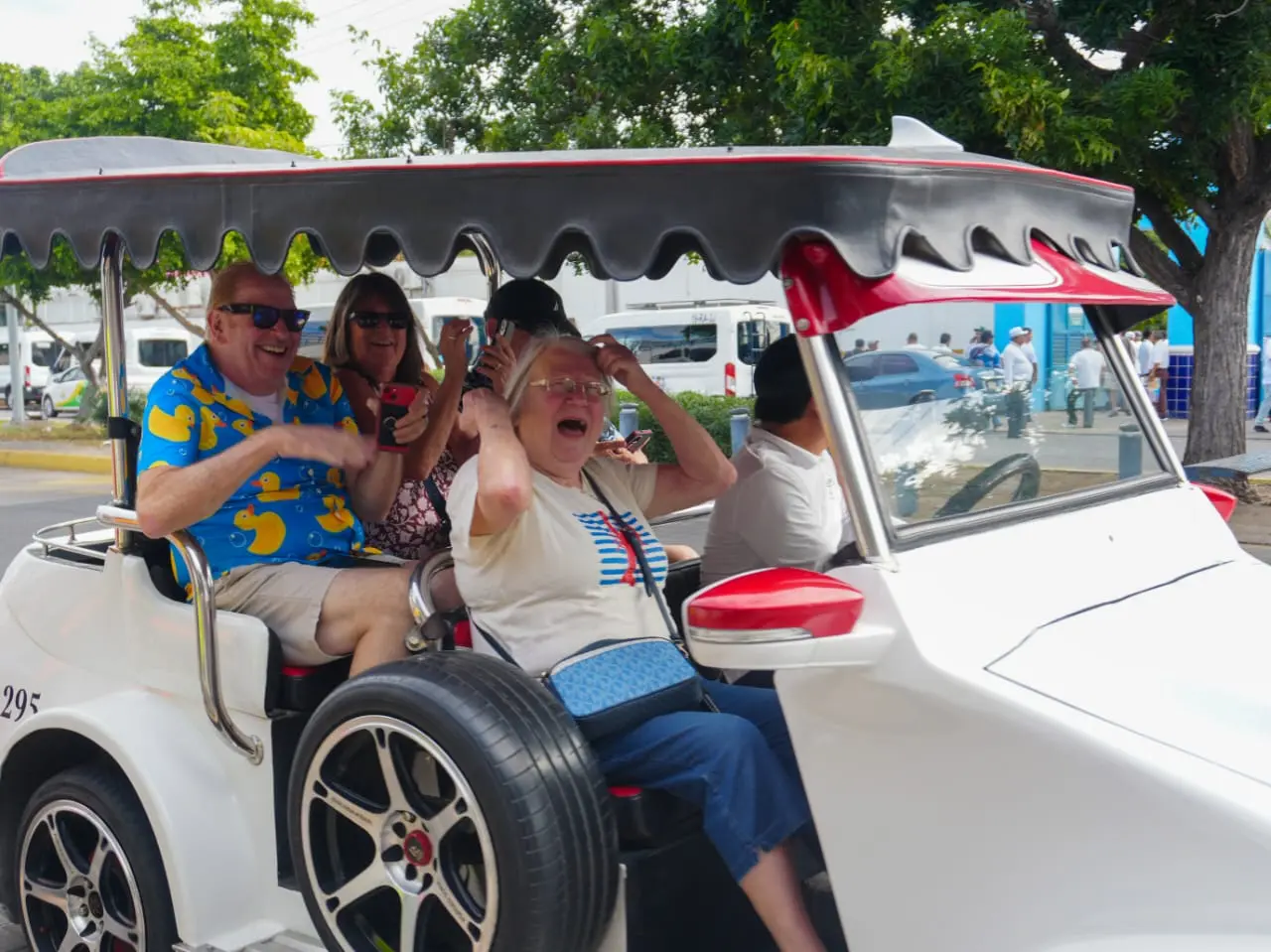 Arribo de cruceros turísticos al puerto de Mazatlán impulsa la derrama económica y beneficia a comercios y prestadores de servicios.