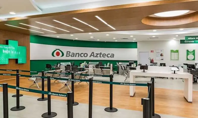 Banco Azteca es de las únicas instituciones bancarias que se mantienen abiertas en din de semana en la CDMX. Foto: Cortesía.