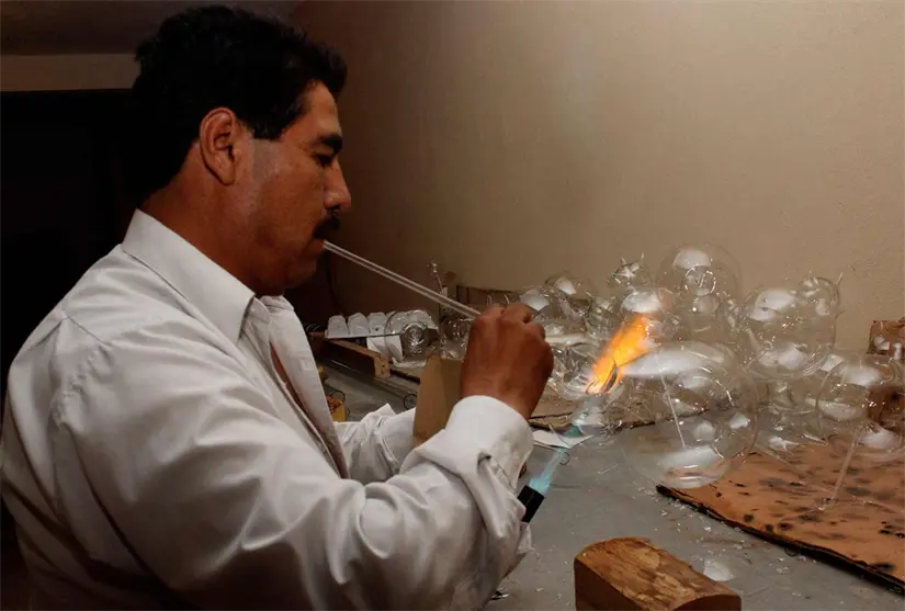 Proceso de soplado de vidrio. Foto: cortesía.
