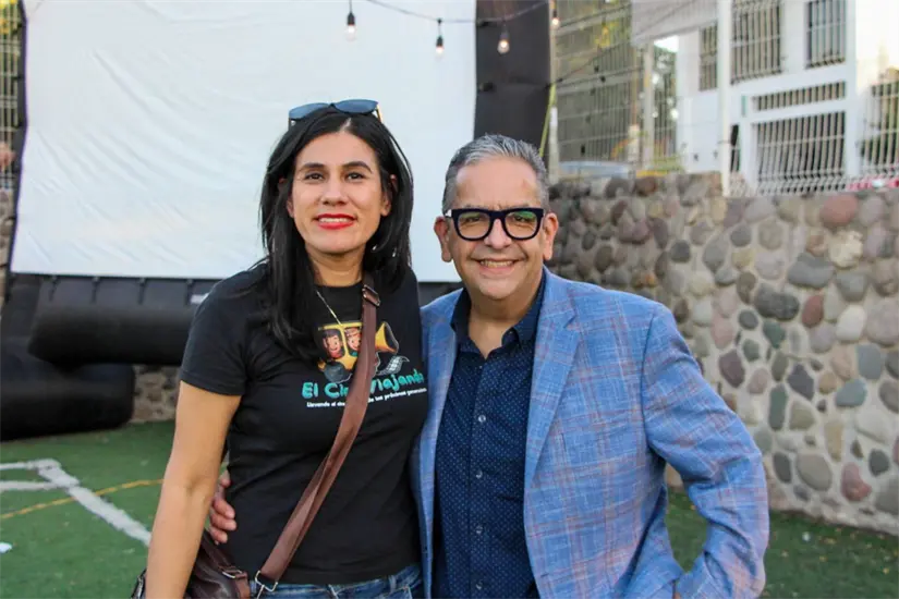 Mirna Bustamante, fundadora de Cine Viajando y Rafael Sigler, actor de doblaje.