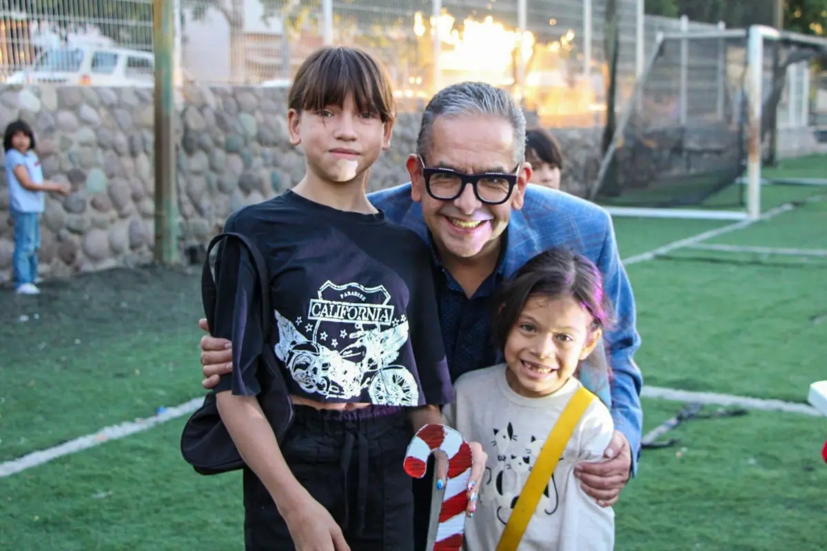 Cine Viajando llegó a la Unidad Deportiva Nakayama con cine al aire libre, actividades artísticas y apoyos sociales, ofreciendo a niñas, niños y familias un espacio de encuentro, inclusión cultural y convivencia comunitaria en Culiacán. | Imágenes de cortesía