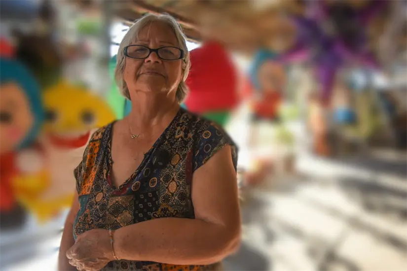 Concepción Gámez Cerna vive en Infonavit Humaya desde hace 50 años, en la esquina de República Dominicana y Enrique Félix Castro. El barrio la conoce, la busca y la recomienda.