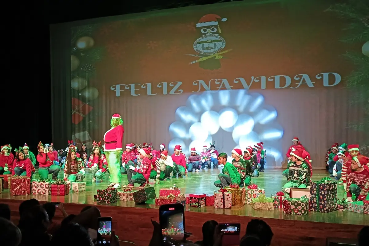 Más de 250 alumnos participaron en escena en el festival “Una Navidad de Película”, resultado de un proyecto educativo transversal que integró valores, artes y trabajo colaborativo de toda la comunidad escolar de la Secundaria Moisés Sáenz. | Imágenes de Francisco Castro