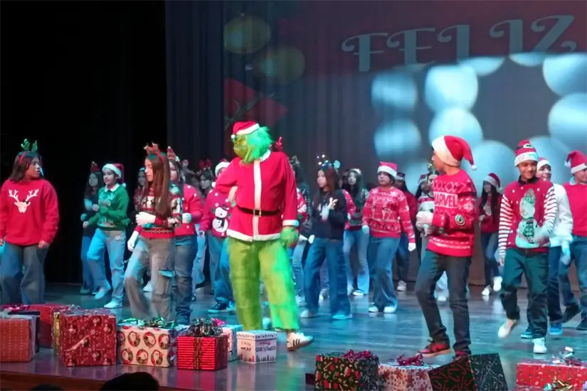 La Secundaria General No.1 Moisés Sáenz realizó su tradicional festival decembrino “Una Navidad de Película” en el Teatro MIA, con la participación de 250 alumnos y un mensaje de unión, valores y esperanza para la comunidad de Tierra Blanca.