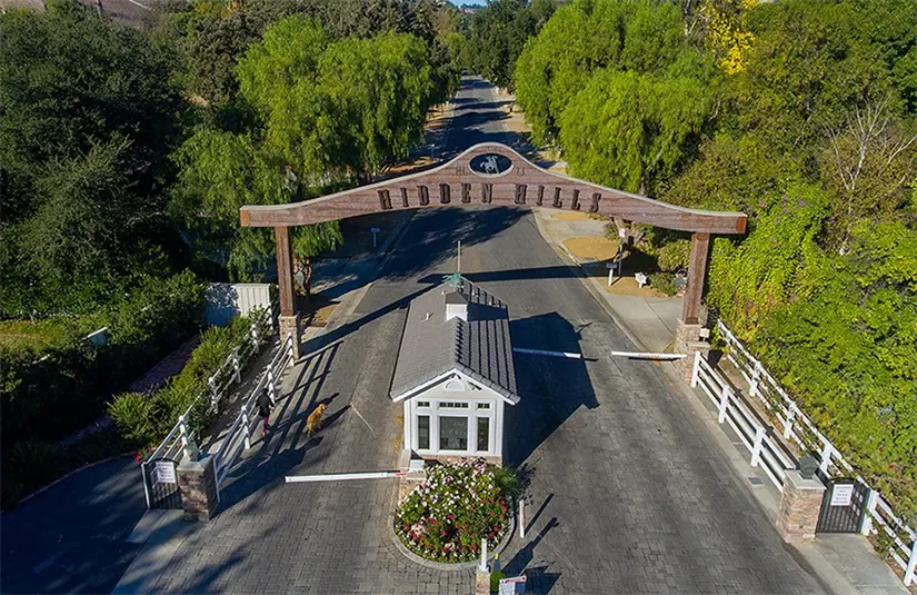 La lujosa mansión de Pepe Aguilar se encuentra en el barrio de Hidden Hills. Foto: Cortesía.