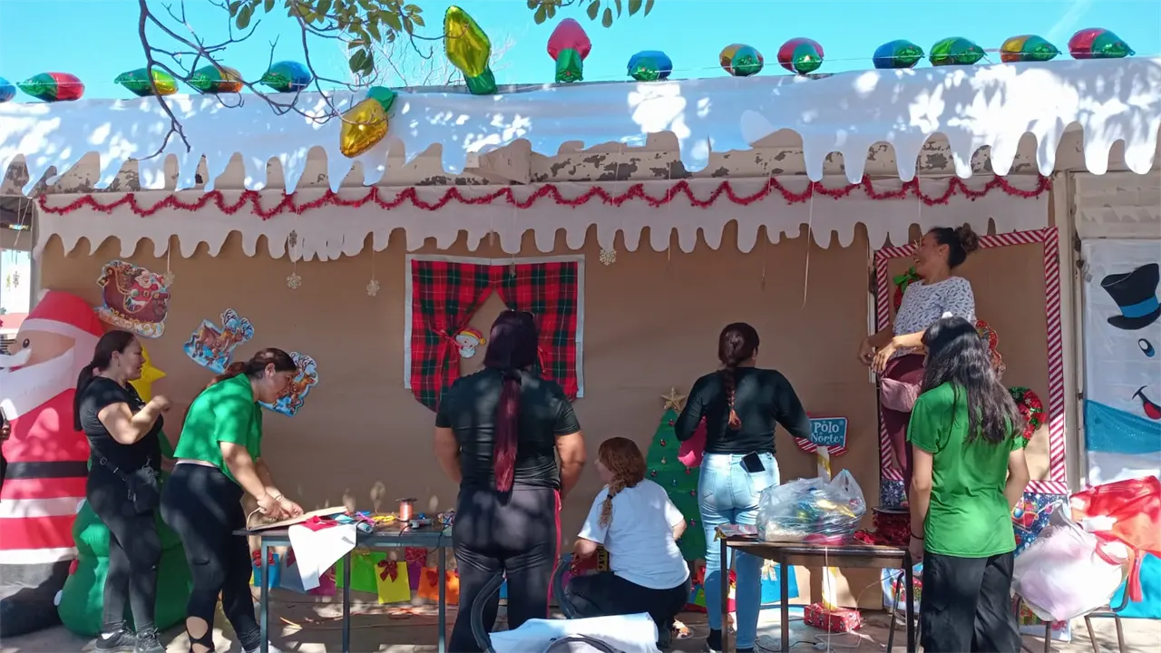 Entre creatividad y solidaridad, Villas Navideñas llenan de espíritu navideño a la escuela Primaria Felipe Ramírez López. Foto: Cortesía/TBN