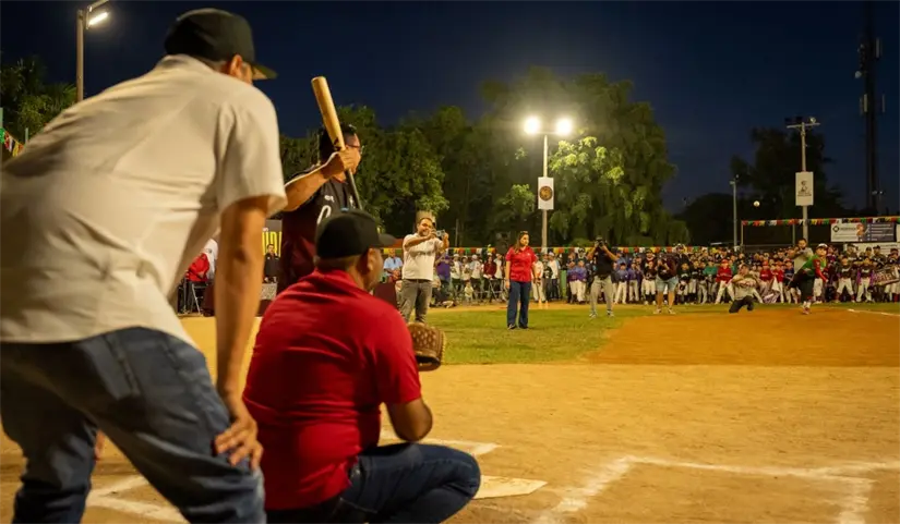 El lanzamiento de la primera bola fue realizado por Gabriel Espinoza, con Fernando Galindo como cátcher e Iván Esparza como bateador.