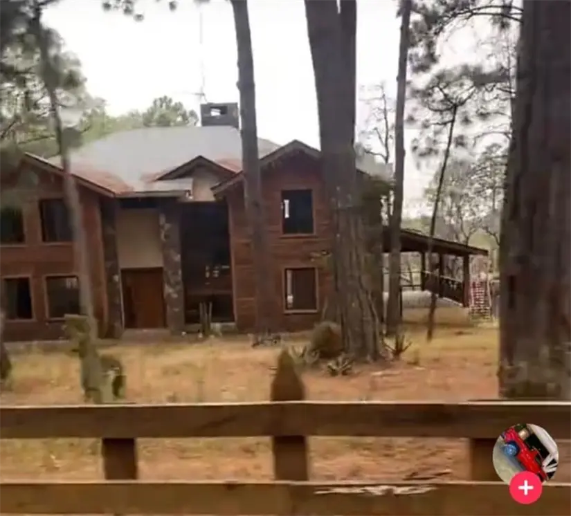 La cabaña que sería propiedad de Alfredo Olivas. Foto: Captura de pantalla