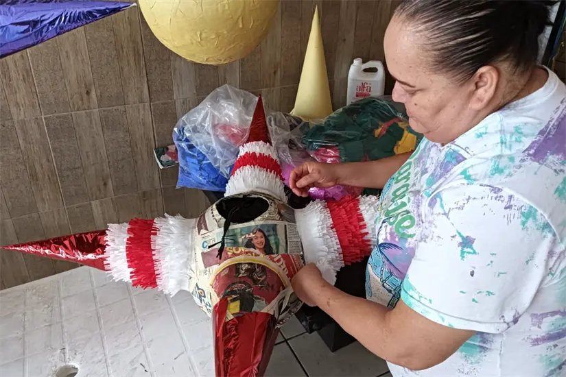 Cada año, Angélica produce alrededor de 80 piñatas, y en cada una deja un pedacito de sí misma: la paciencia, la lucha, la terapia, el sustento y el cariño que siempre la han acompañado.