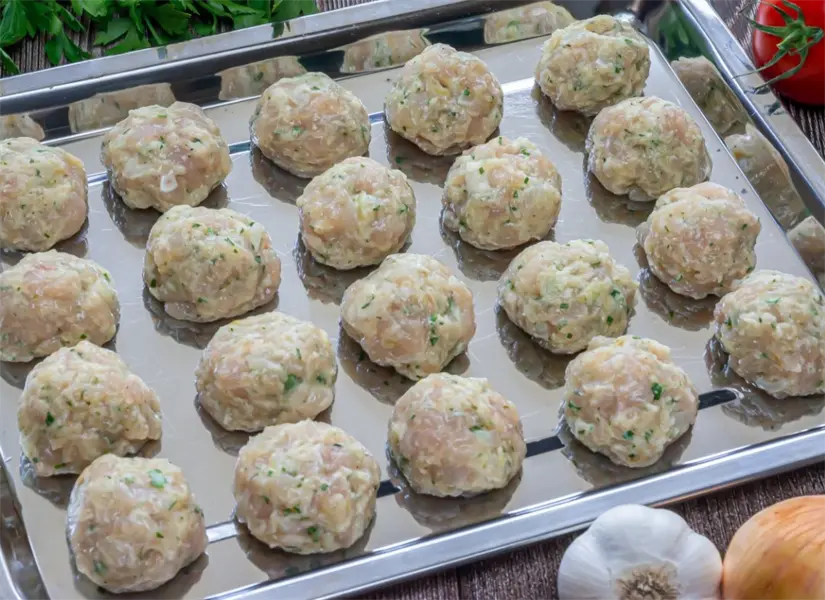 Pasos para hacer fideos con albóndigas de pollo. Foto: cortesía.