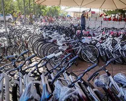 Entregan m&aacute;s de 3 mil bicicletas y juguetes en la Gran Posada 2025 de Higueras de Zaragoza, Sinaloa