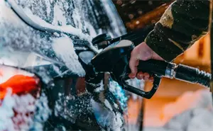 Por qué tu auto gasta más gasolina en invierno: así afecta el frío al rendimiento del motor