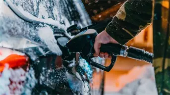 Por qué tu auto gasta más gasolina en invierno: así afecta el frío al rendimiento del motor