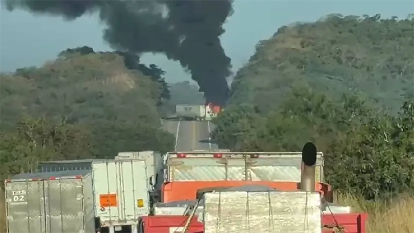Bloqueos y enfrentamientos paralizaron a Escuinapa este miércoles. Foto: Especial