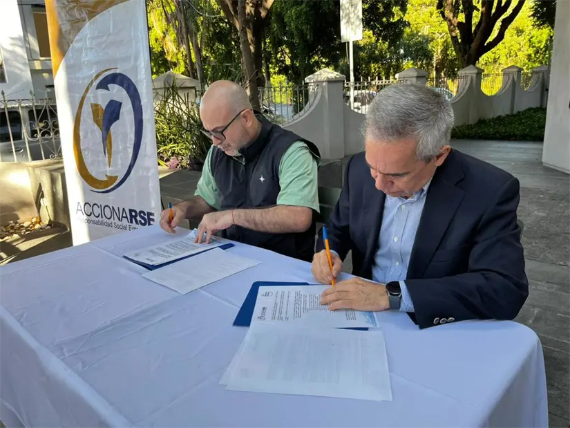 Esta firma de convenio entre Tus Buenas Noticias y AccionaRSE, forma parte de un liderazgo silencioso en la sociedad. Foto: Rodrigo Amipé.