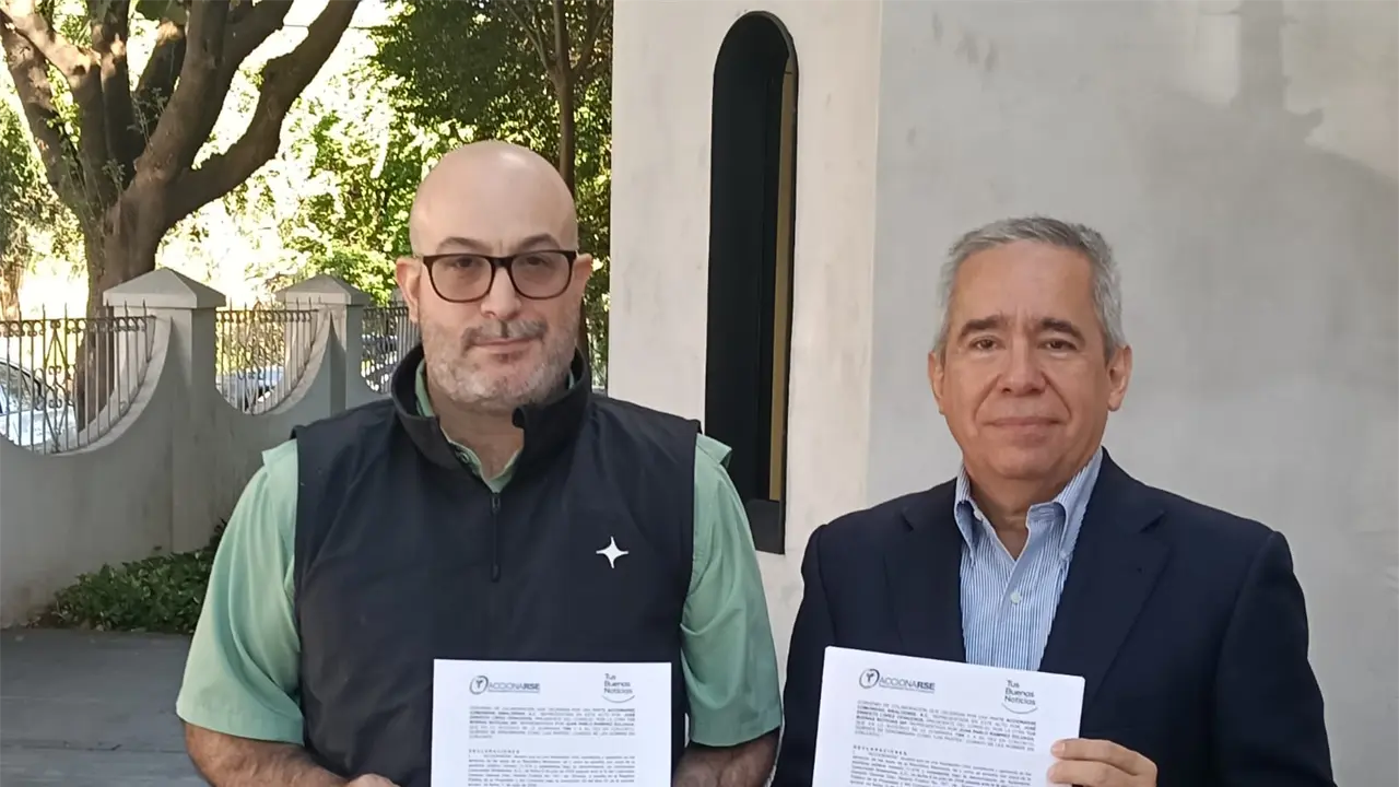 Juan Pablo Ramírez Zuloaga, director de Tus Buenas Noticias y , José Luis López Ceniceros, presidente de AccionaRSE firman convenio de colaboración entre las instituciones. Fotos: Rodrigo Ampié.