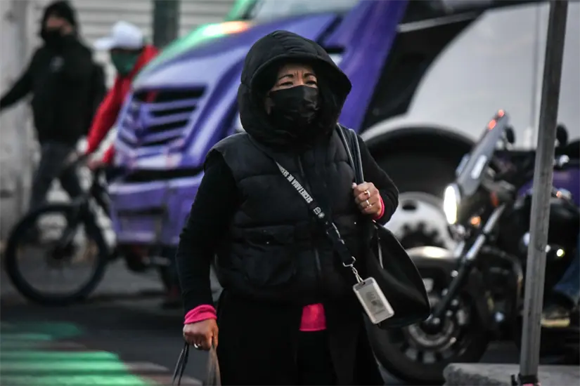 Es importante usar ropa de invierno ante las bajas temperaturas que traen los frentes fríos.