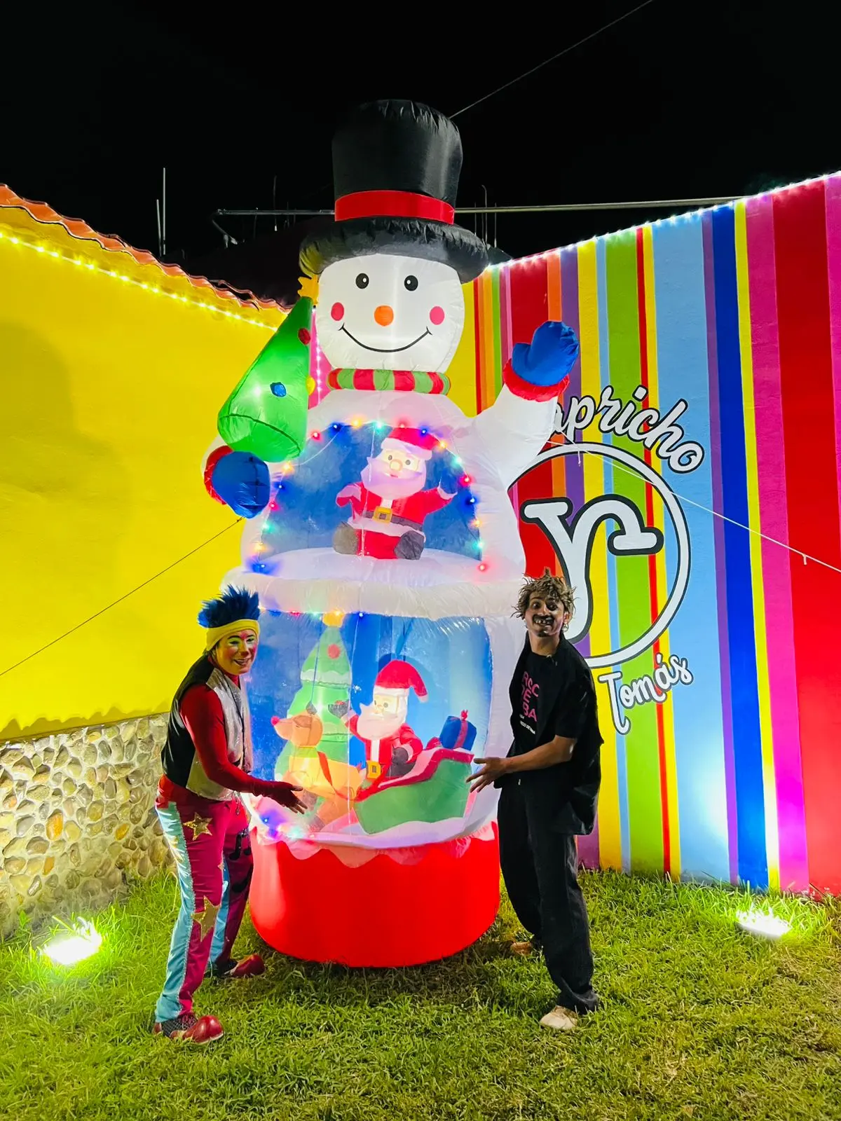 Los payasos de Navolato, la banda Los Plebes de Navolato y muchas personas y agrupaciones se unen para participar en el Mega Juguetón de Navolato. Foto: Cortesía.