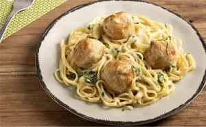 Fideos con albóndigas de pollo, una receta cremosa que conquista cualquier mesa: Guía paso a paso