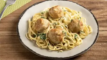 Fideos con albóndigas de pollo, una receta cremosa que conquista cualquier mesa: Guía paso a paso