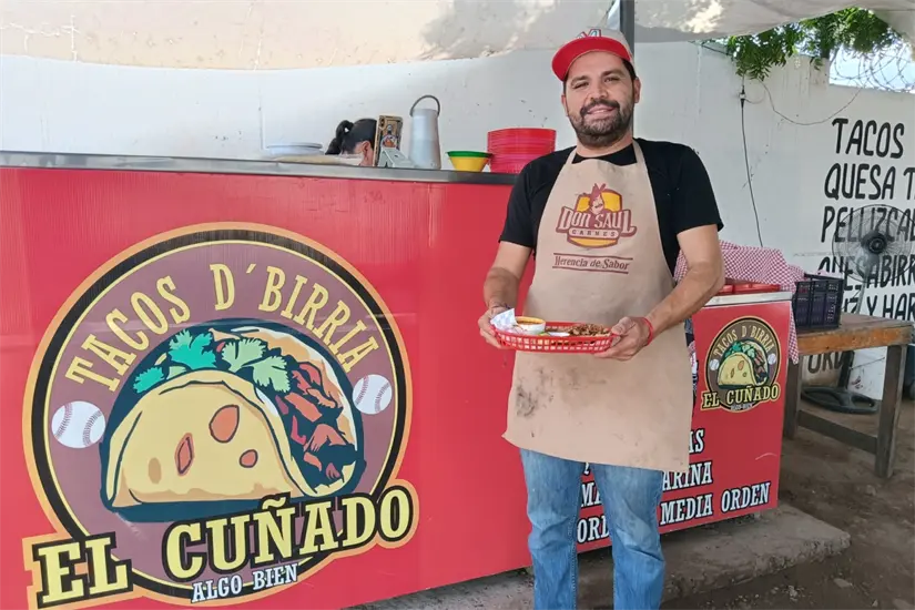 Tacos El Cuñado abre de jueves a lunes, de 7:30 de la mañana a 2:00 de la tarde, horarios ajustados según la demanda.