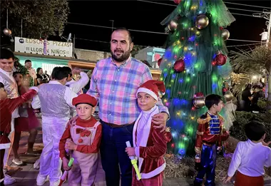 El esp&iacute;ritu navide&ntilde;o ilumina Estaci&oacute;n Dimas y Piaxtla de Abajo con desfiles y el encendido del &aacute;rbol