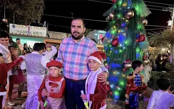 El esp&iacute;ritu navide&ntilde;o ilumina Estaci&oacute;n Dimas y Piaxtla de Abajo con desfiles y el encendido del &aacute;rbol