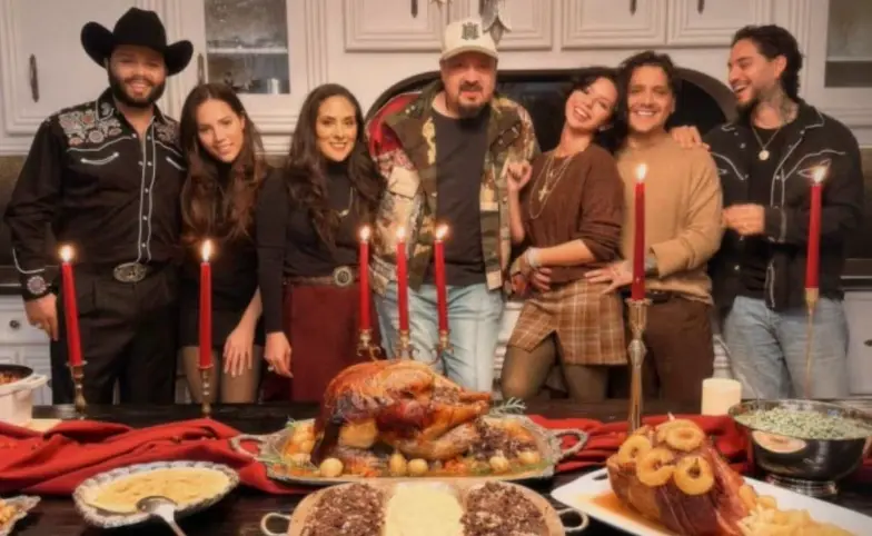 Ángela Aguilar celebra una comida de Acción de Gracias con su familia. Foto: cortesía.