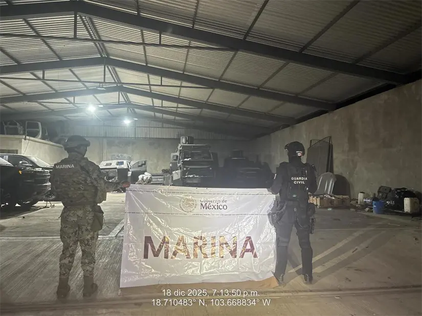 Aseguran ocho vehículos blindados, entre ellos “monstruos”, en Coahuayana, Michoacán