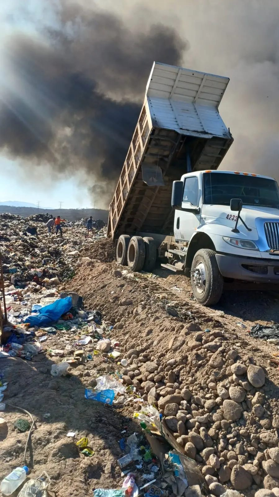 Culiacán sofocan incendio en el relleno sanitario y mantienen vigilancia permanente